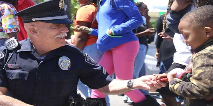 Sumter Police Officer handing a little kid halloween candy